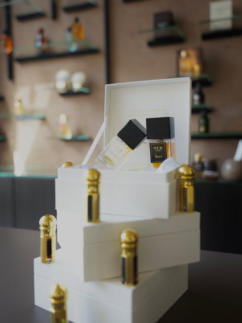 Coffrets Nūr empilés dans la boutique